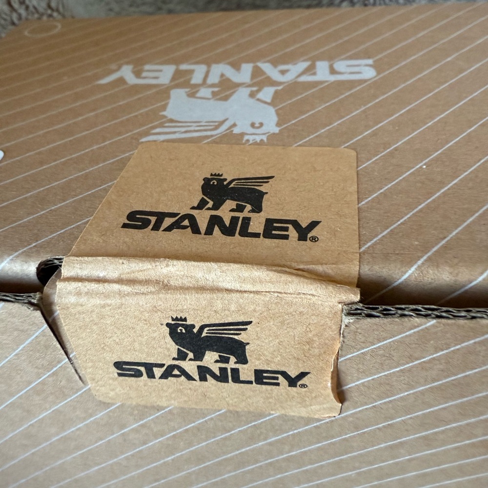 New in Box, Stanley Cream Insulated Mug w- stainless steel straws and toppers - Picture 4 of 4